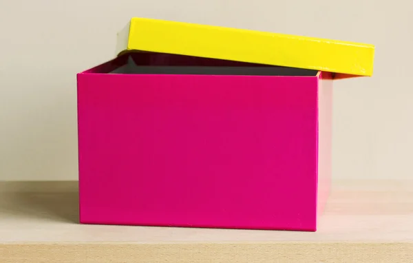 Барвиста паперова коробка на дерев'яному столі — стокове фото