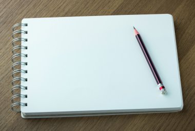 boş spiral defter ve kalem koyu ahşap arka plan üzerinde