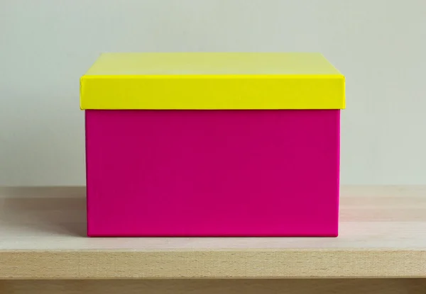 Caixa de papel colorida em branco na mesa de madeira — Fotografia de Stock