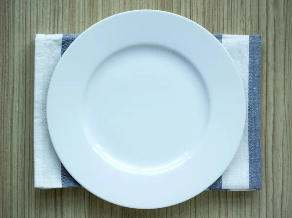 Boş beyaz plaka ile masa örtüsü — Stok fotoğraf
