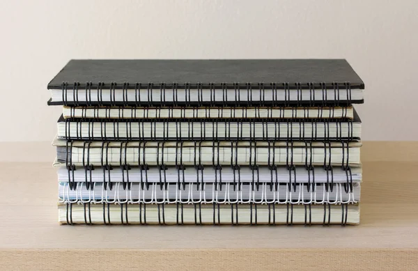Стопка спиральных ноутбуков — стоковое фото