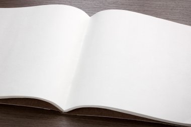 koyu ahşap arka plan boş açık dergi