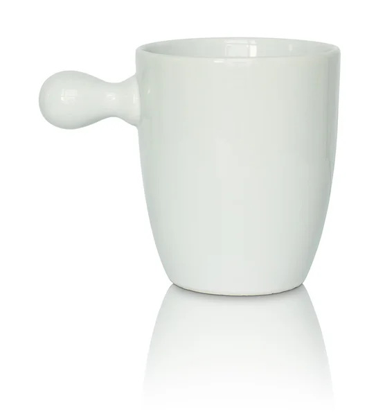 Leere weiße Tasse isoliert auf weißem Hintergrund — Stockfoto