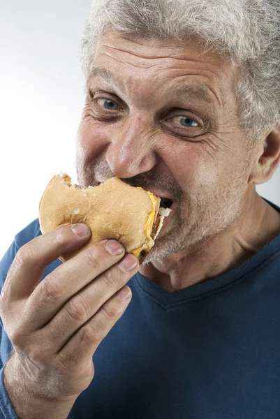 Bum homem comendo hambúrguer — Fotografia de Stock