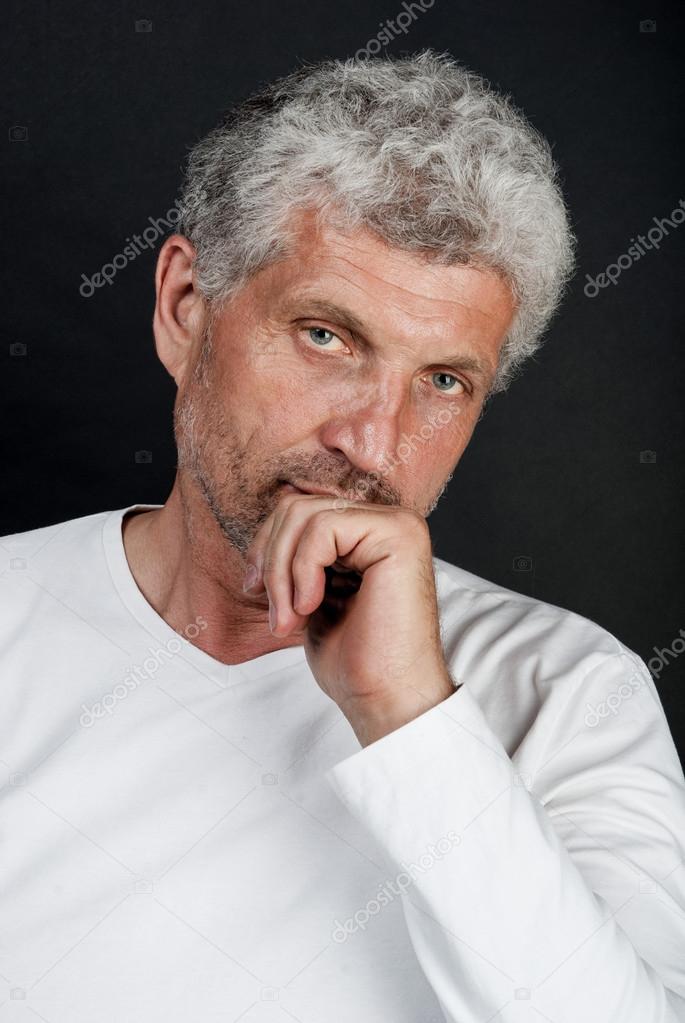 Portrait Dun Homme Dâge Moyen Aux Cheveux Gris Sur Fond