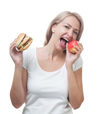 Kız elma değil beyaz zemin üzerine izole hamburger seçer.