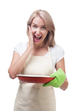 lezzetli bir yemek için bir çanak tutan güzel kadın