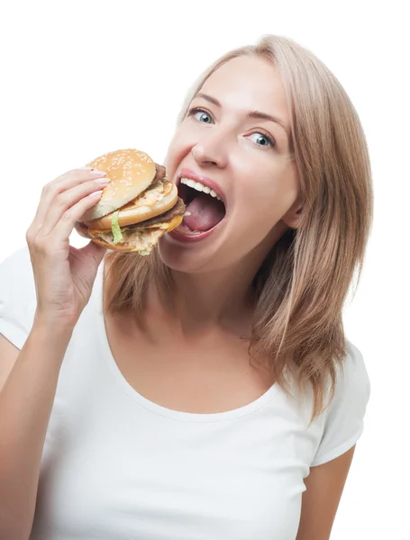 Chica divertida comiendo hamburguesa aislada sobre fondo blanco —  Fotos de Stock