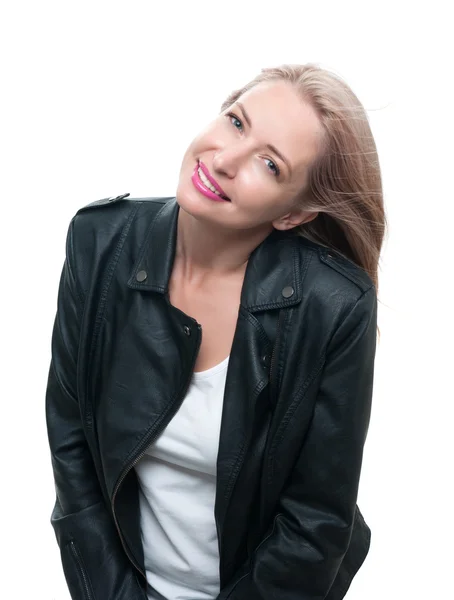 Ung vacker flicka i en läder jacka isolerad på vita backg — Stockfoto