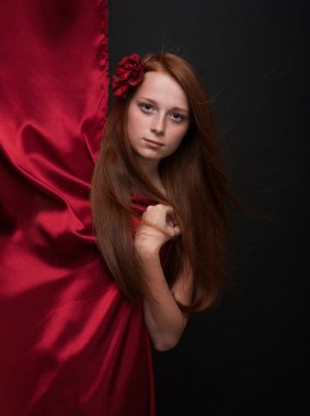 güzel kızıl saçlı kız kırmızı Tiyatro cu arkasından bakıyor