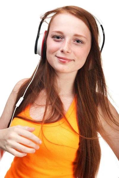 Meisje luisteren muziek op koptelefoon. geïsoleerd op een witte pagina — Stockfoto