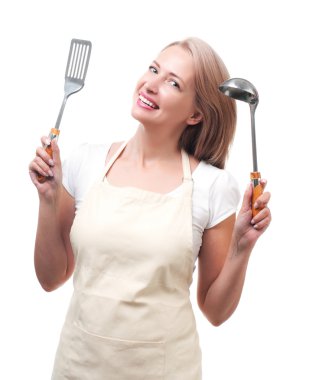 Kepçe ve spatula ile güzel bir ev kadını. Beyaz ba izole