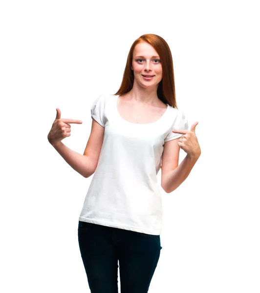 Όμορφη κοπέλα δείχνει λευκό t-shirt. απομονώνονται σε λευκό φόντο — Φωτογραφία Αρχείου
