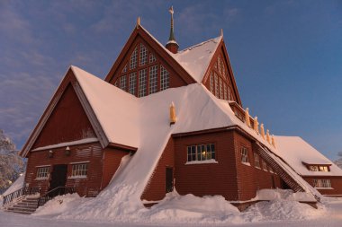 Kiruna 'nın kilisesi kış boyunca kar, lapland, İsveç ile birlikte. Kilise 1909-1912 yılları arasında inşa edildi.