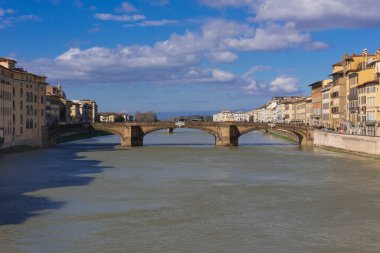 Lungarni, geçtiği şehirlerde Arno nehri boyunca uzanan yollardır.