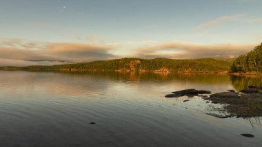 Şafak vakti Vuoggatjalme Gölü 'nün yansımaları, İsveç