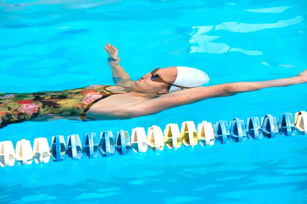 Mujer Con Traje Baño Nadando Una Piscina Agua Azul —  Fotos de Stock