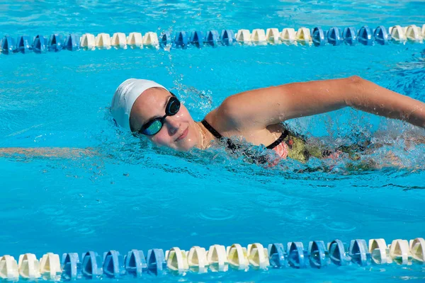 Mujer Con Traje Baño Nadando Una Piscina Agua Azul —  Fotos de Stock