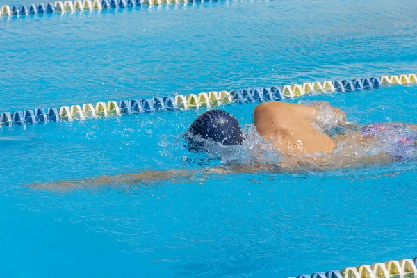 Adulto Nadador Entrena Una Piscina Pública Con Sol —  Fotos de Stock