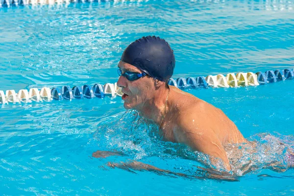 Adult Former Swimmer Trains Public Swimming Pool Sun — Stock Photo, Image