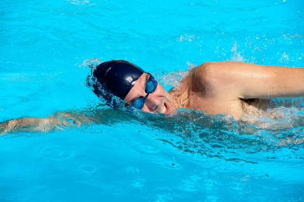 元水泳選手で公共のプールで日光浴をし — ストック写真