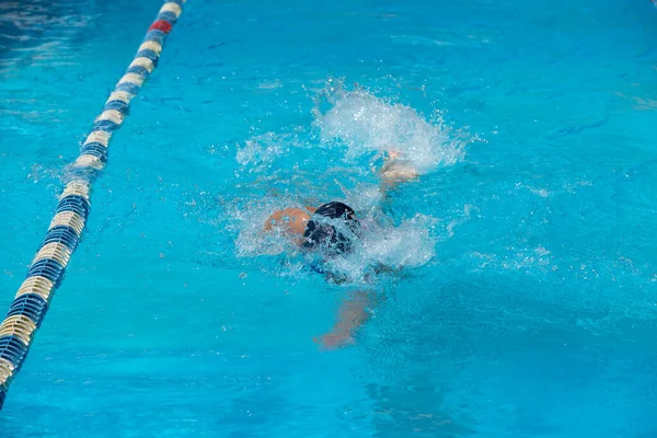 Ένας Ενήλικας Πρώην Κολυμβητής Εκπαιδεύεται Δημόσια Πισίνα Ήλιο — Φωτογραφία Αρχείου