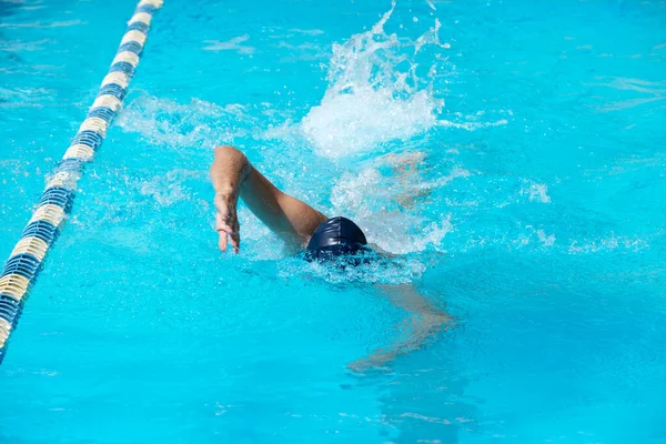 Adulto Nadador Entrena Una Piscina Pública Con Sol —  Fotos de Stock