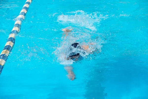 Adulto Nadador Entrena Una Piscina Pública Con Sol —  Fotos de Stock