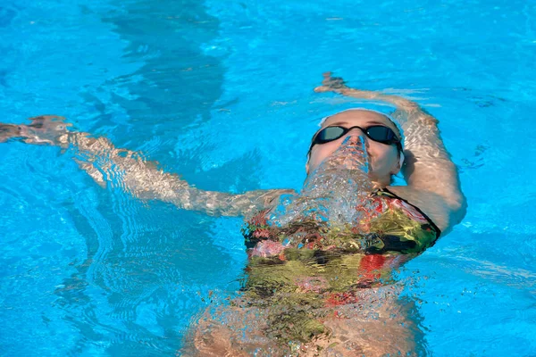 Жінка Купальником Плаває Басейні Блакитною Водою Стокове Фото