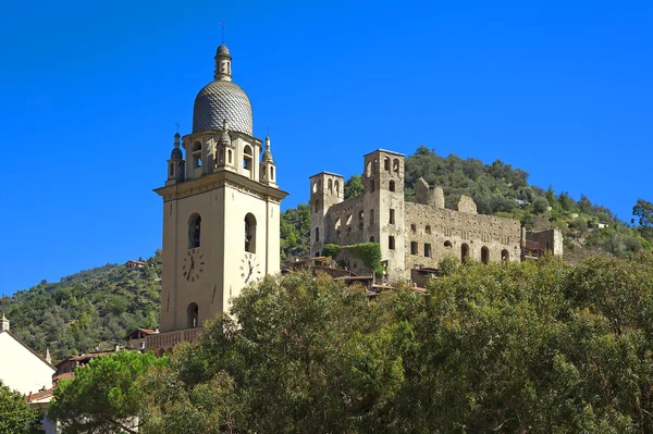 La hermosa pequeña ciudad de Dolceacqua, cerca de Sanremo, Liguria, I — Foto de Stock