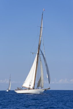 oude zeilboot tijdens een regatta op de klassieke yac panerai