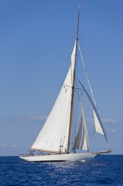 oude zeilboot tijdens een regatta op de klassieke yac panerai
