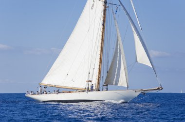 oude zeilboot tijdens een regatta op de klassieke yac panerai