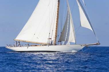oude zeilboot tijdens een regatta op de klassieke yac panerai