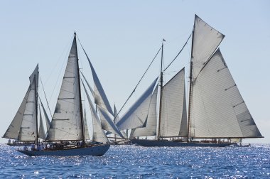oude zeilboot tijdens een regatta op de klassieke yac panerai
