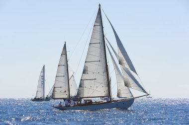 oude zeilboot tijdens een regatta op de klassieke yac panerai