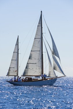 oude zeilboot tijdens een regatta op de klassieke yac panerai