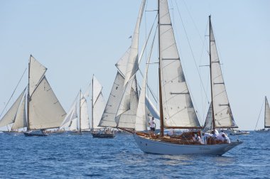 oude zeilboot tijdens een regatta op de klassieke yac panerai