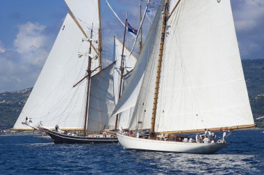 oude zeilboot tijdens een regatta op de klassieke yac panerai