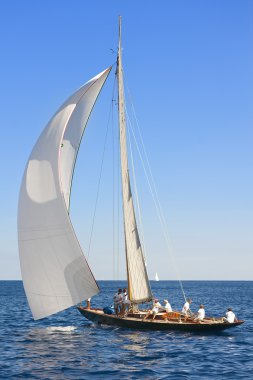 oude zeilboot tijdens een regatta op de klassieke yac panerai
