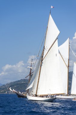 oude zeilboot tijdens een regatta op de klassieke yac panerai