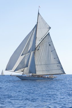 oude zeilboot tijdens een regatta op de klassieke yac panerai