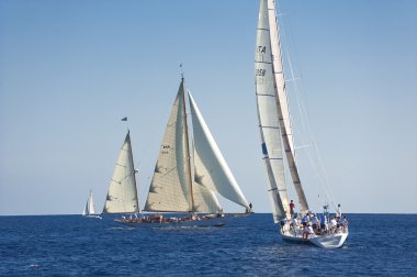 oude zeilboot tijdens een regatta op de klassieke yac panerai