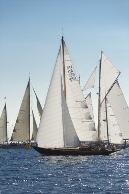 oude zeilboot tijdens een regatta op de klassieke yac panerai