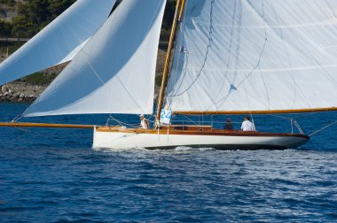 oude zeilboot tijdens een regatta op de klassieke yac panerai