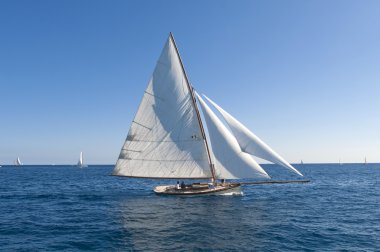 oude zeilboot tijdens een regatta op de klassieke yac panerai
