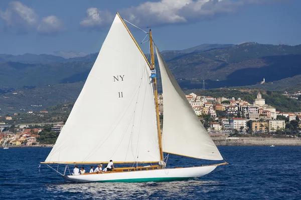 Gamla segelbåt under en regatta på panerai classic yac — Stockfoto