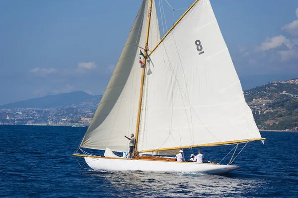 Gamla segelbåt under en regatta på panerai classic yac — Stockfoto