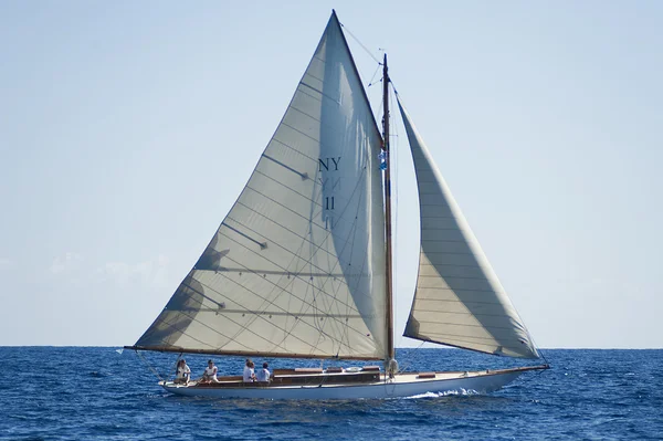 Gamla segelbåt under en regatta på panerai classic yac — Stockfoto