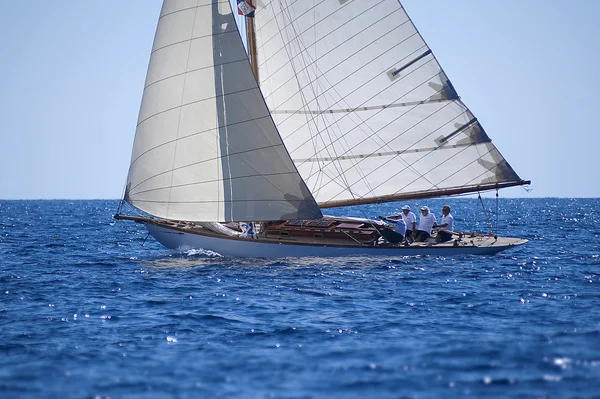 Veleiro antigo durante uma regata no Panerai Classic Yac — Fotografia de Stock